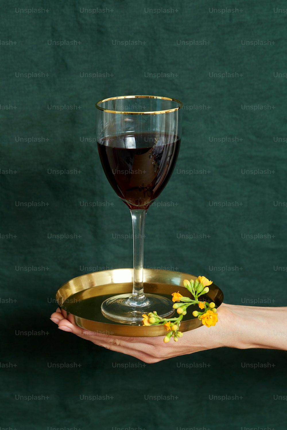 um copo de vinho