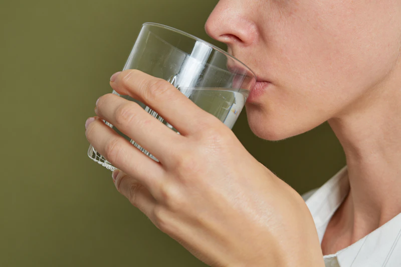 Verre d'eau fraîche et propre pour illustrer la santé et l'eau adoucie