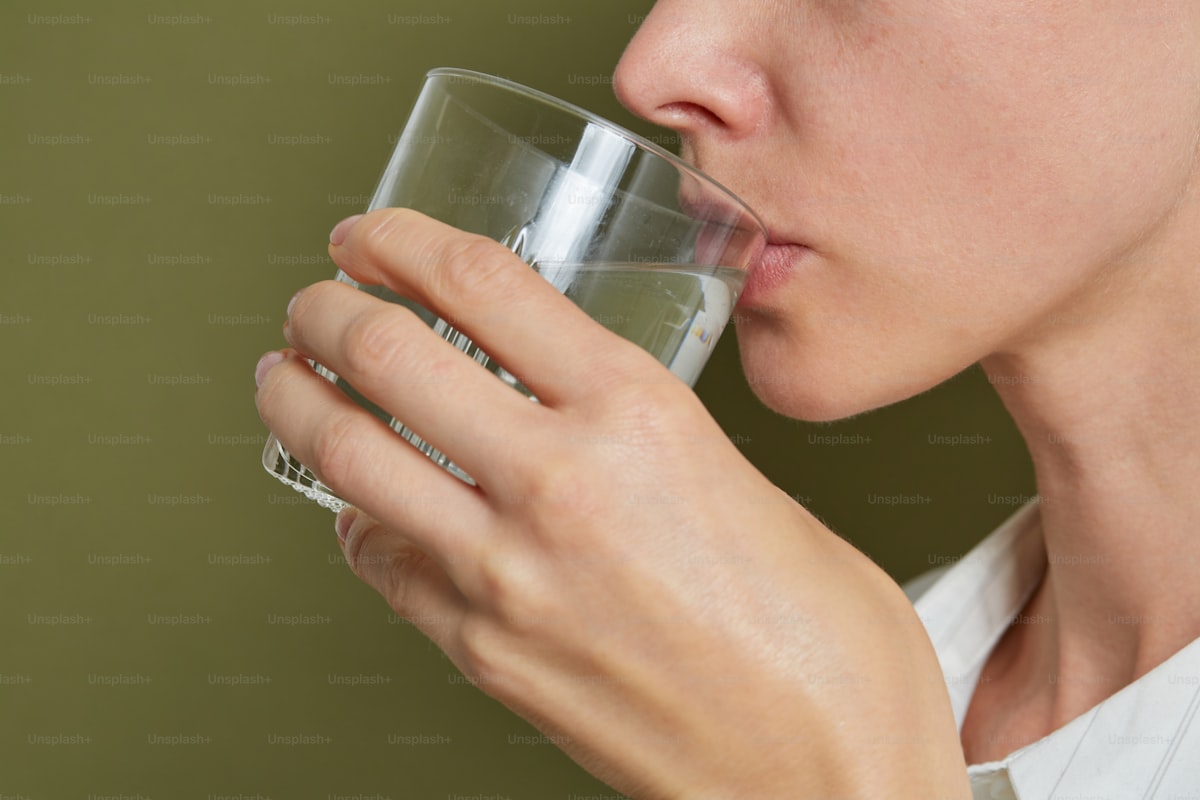 Verre d'eau fraîche et propre pour illustrer la santé et l'eau adoucie