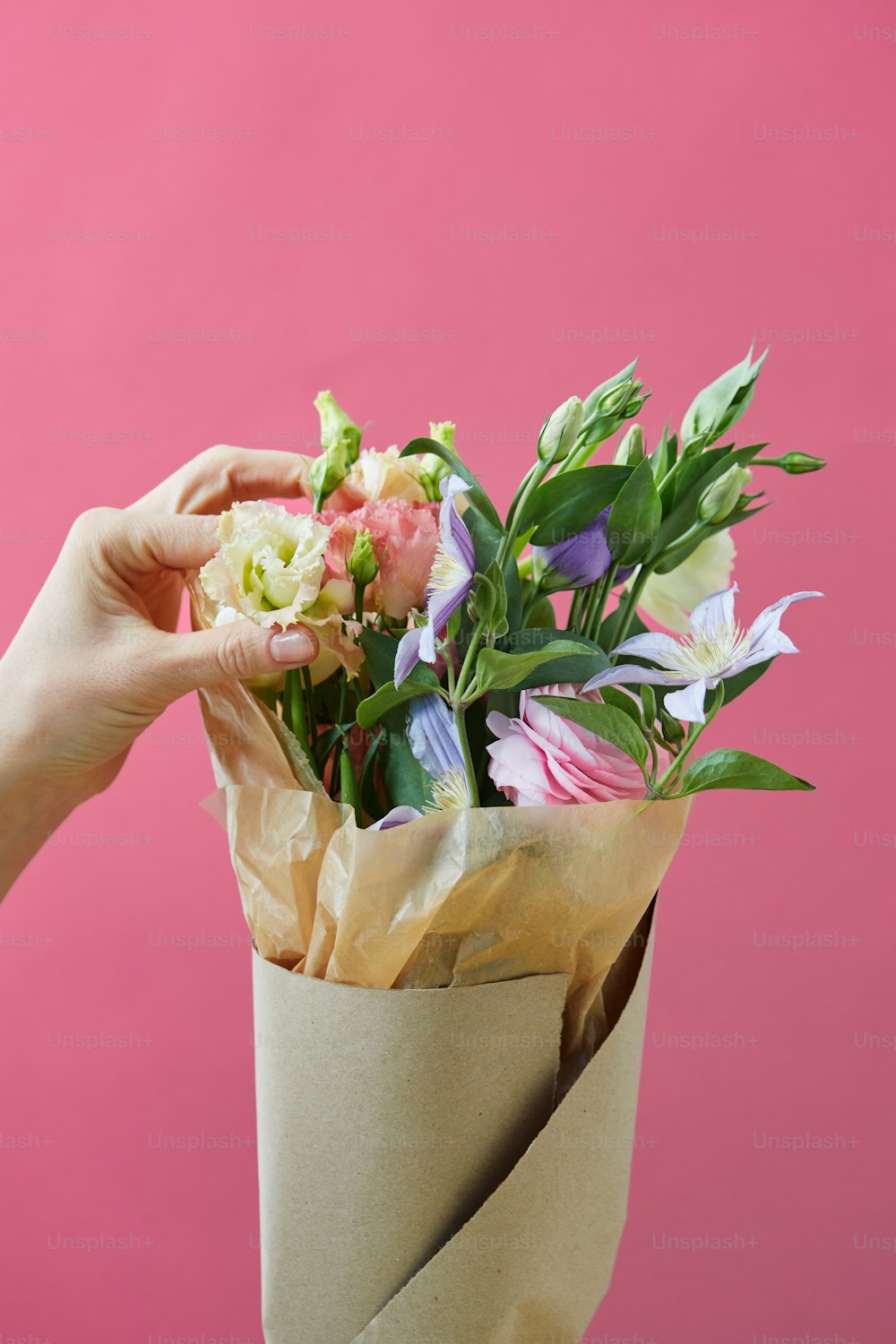 uma mão segurando um buquê de flores