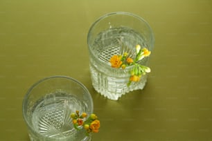 un jarrón de cristal con flores