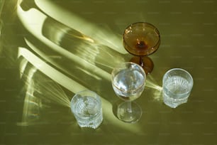 Un groupe de verres transparents