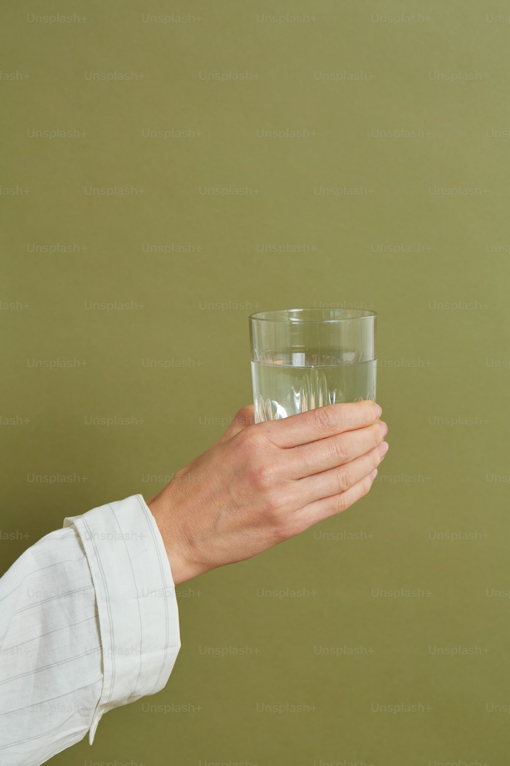 コップ一杯の水を持つ手