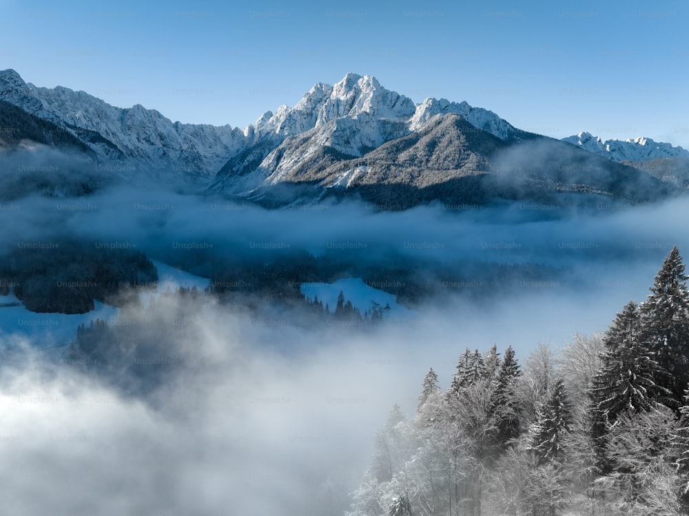 Eine verschneite Bergkette