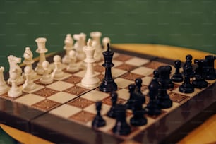 um tabuleiro de xadrez com um tabuleiro de xadrez