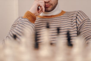 um homem vestindo uma camisa xadrez