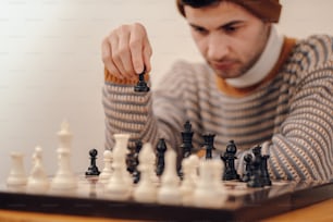 Un uomo che gioca a scacchi