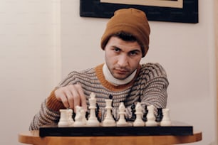 Un homme jouant aux échecs