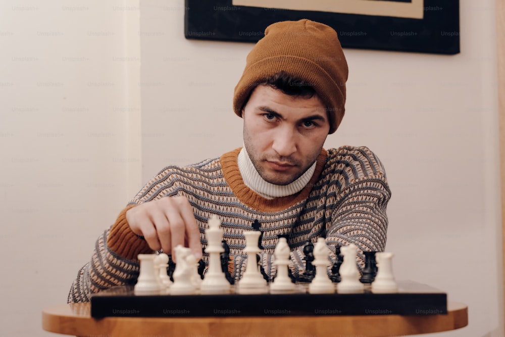 チェスをする男