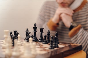 eine Person, die Schach spielt