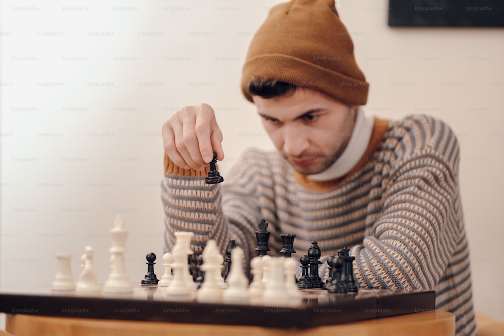 Una persona che gioca a scacchi