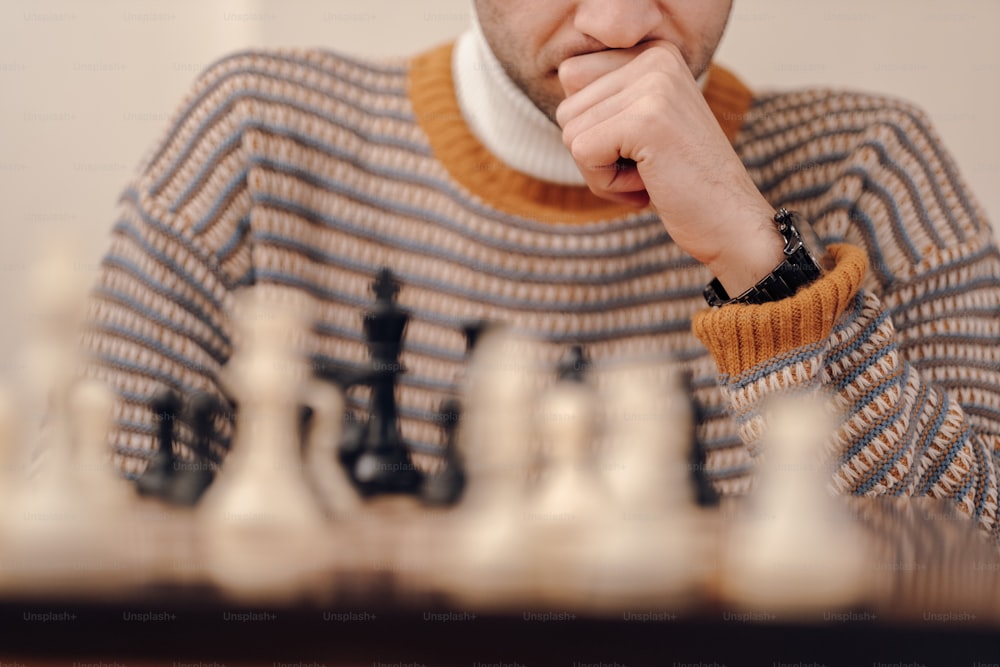 Ein Mann hält ein Schachbrett