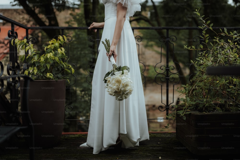 uma pessoa em um vestido branco