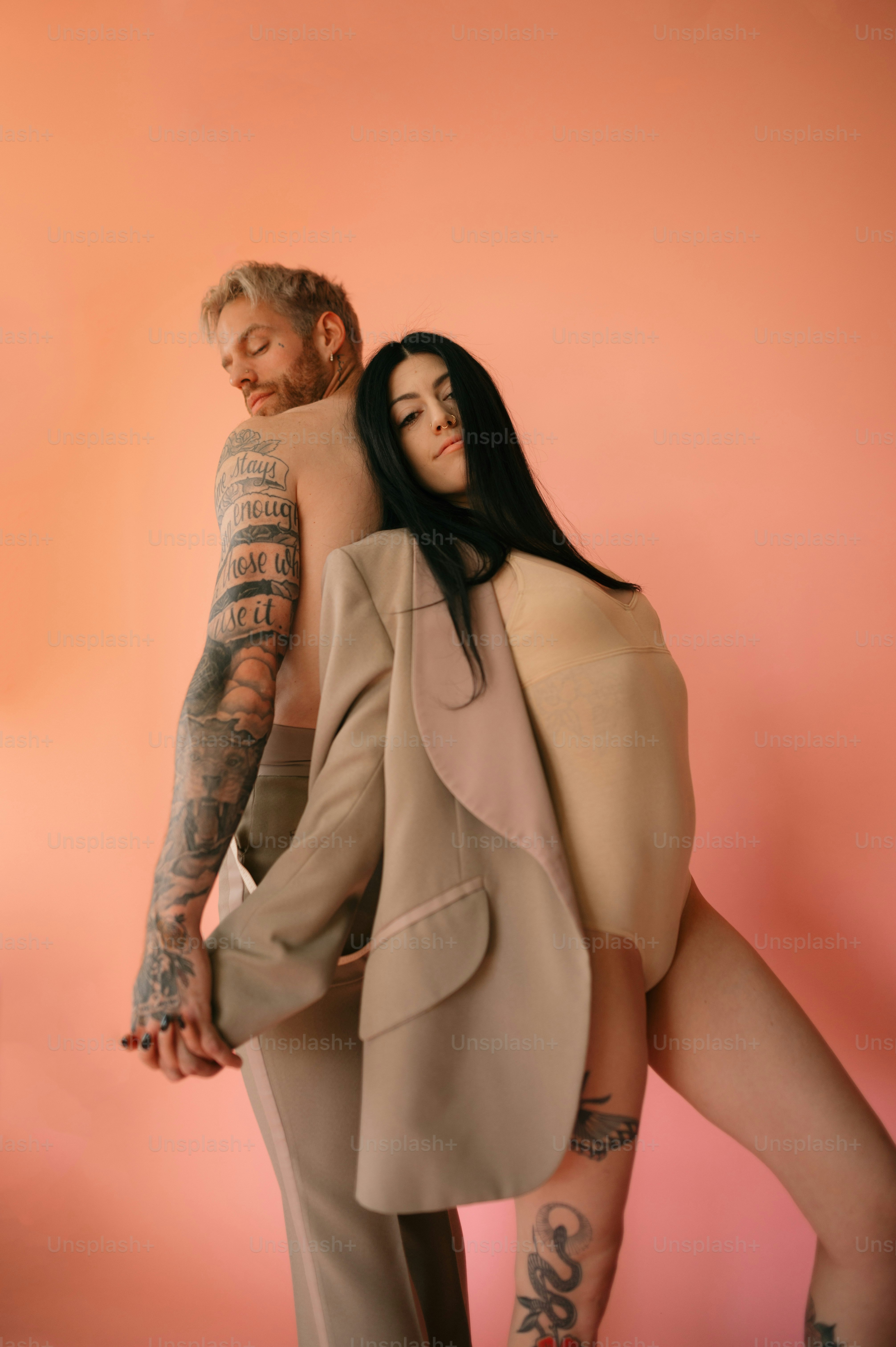 Ein Mann und eine Frau posieren für ein Foto