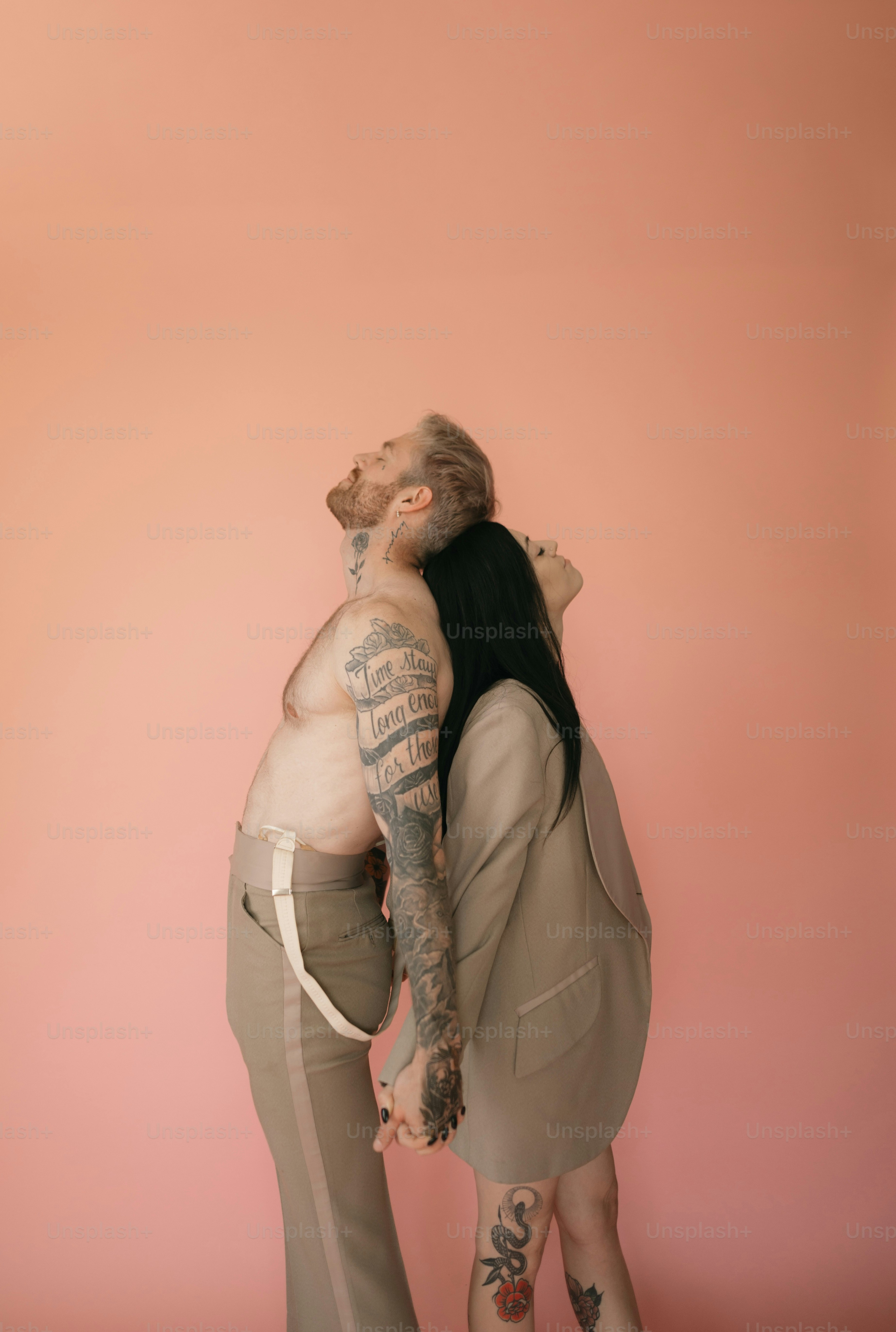 Ein Mann und eine Frau küssen sich