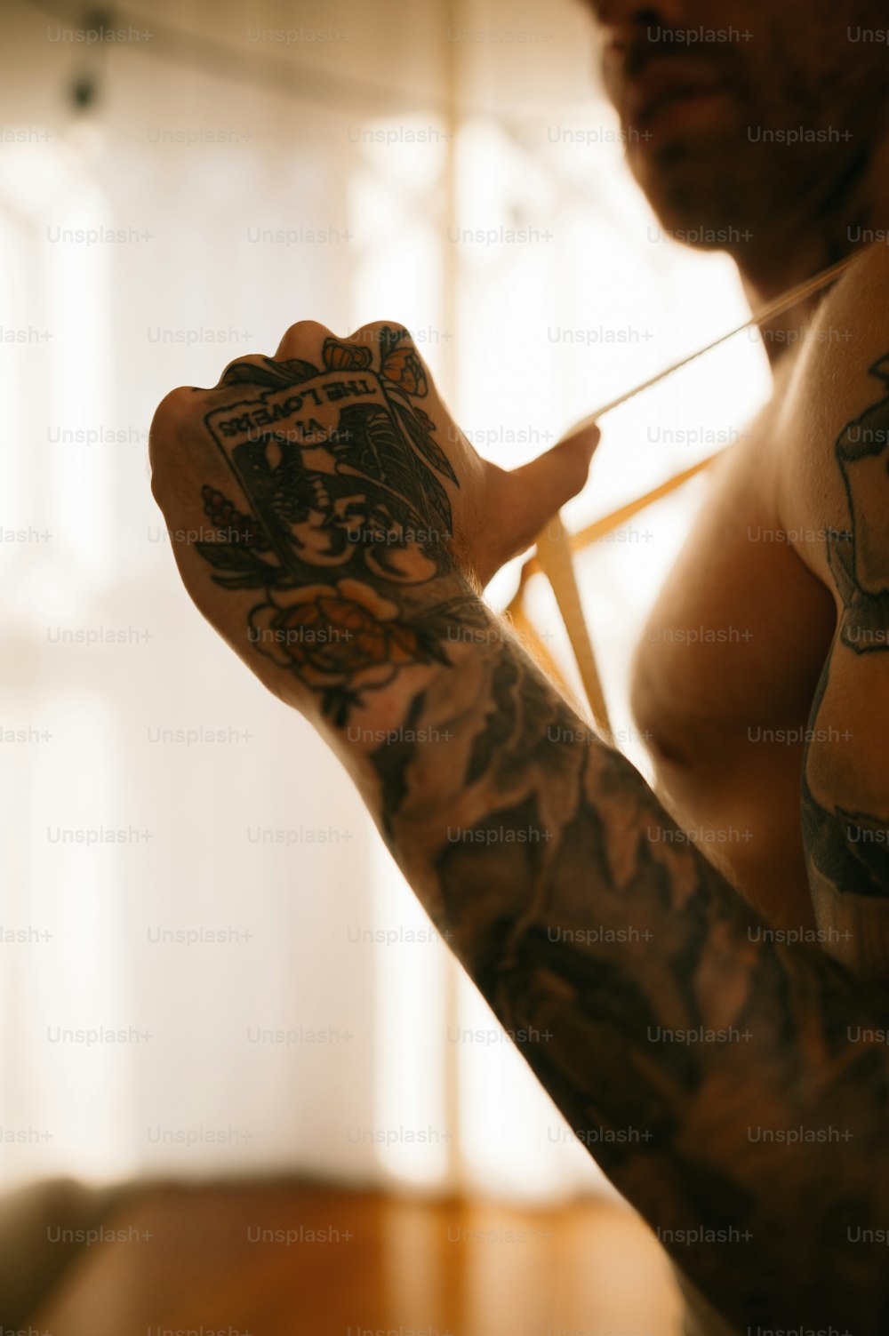 Man's shoulder with tattoo photo – Free Belgium Image on Unsplash