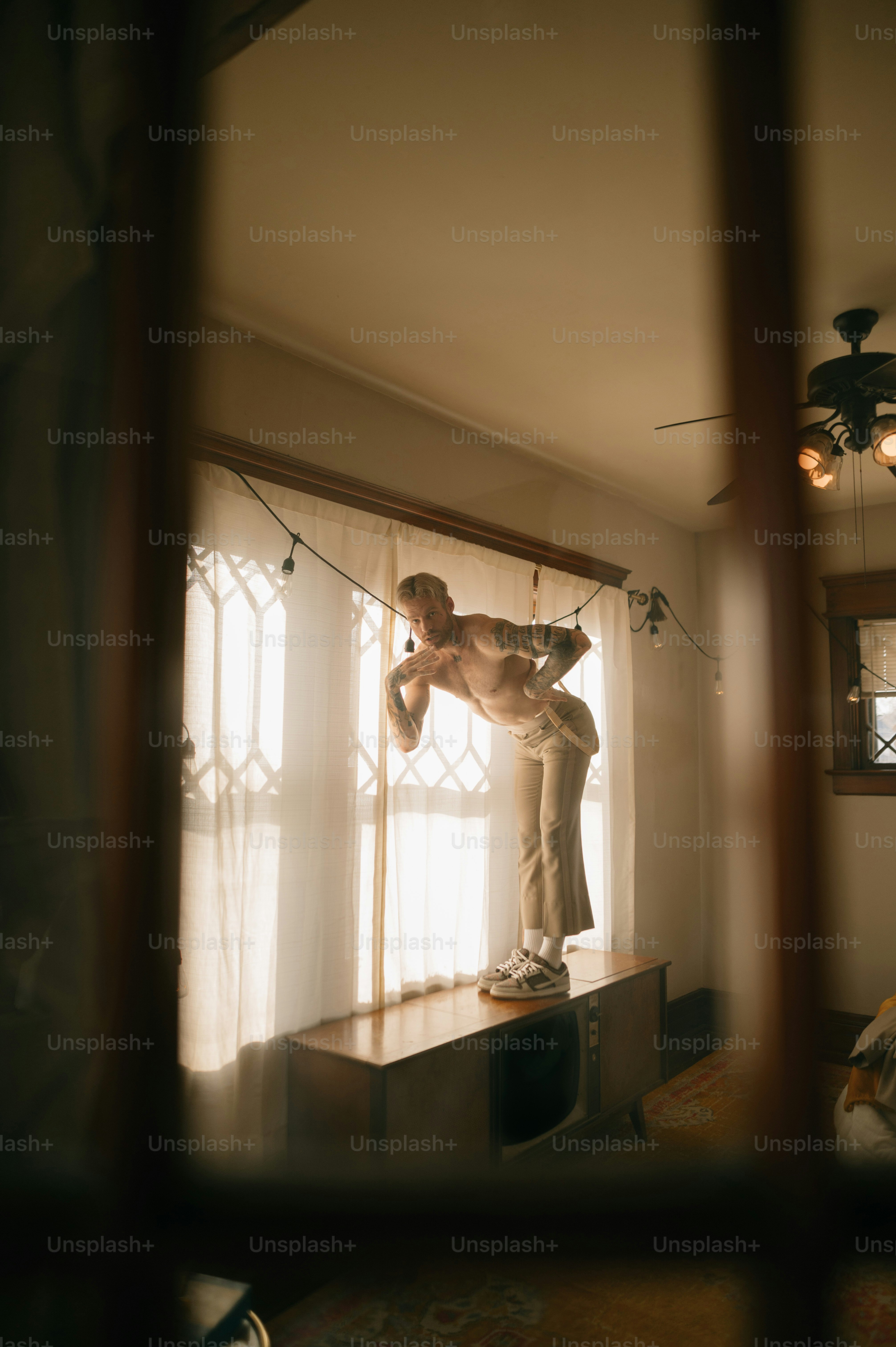 une personne debout sur une étagère