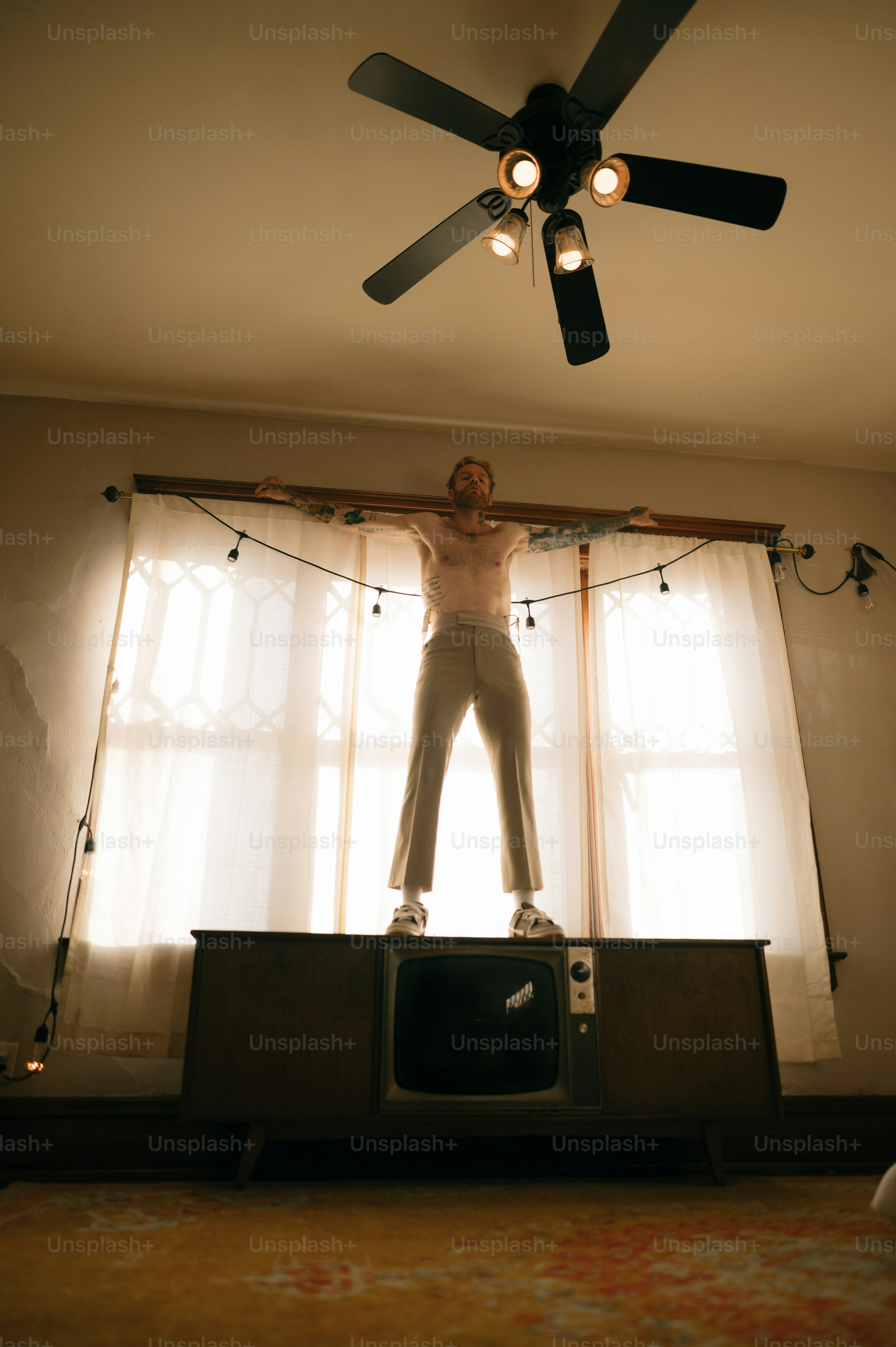 une personne debout devant une télévision