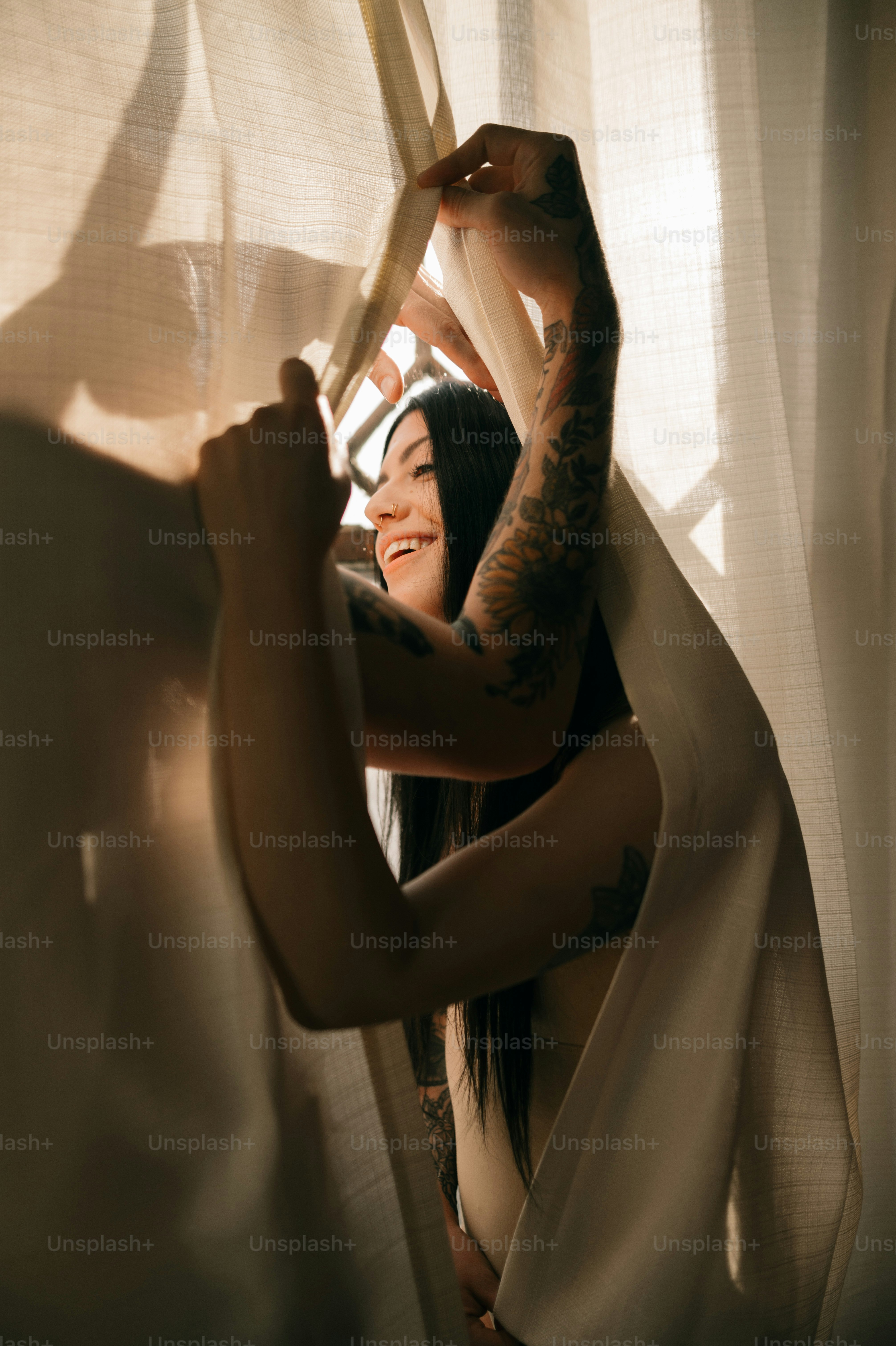 une personne en robe noire