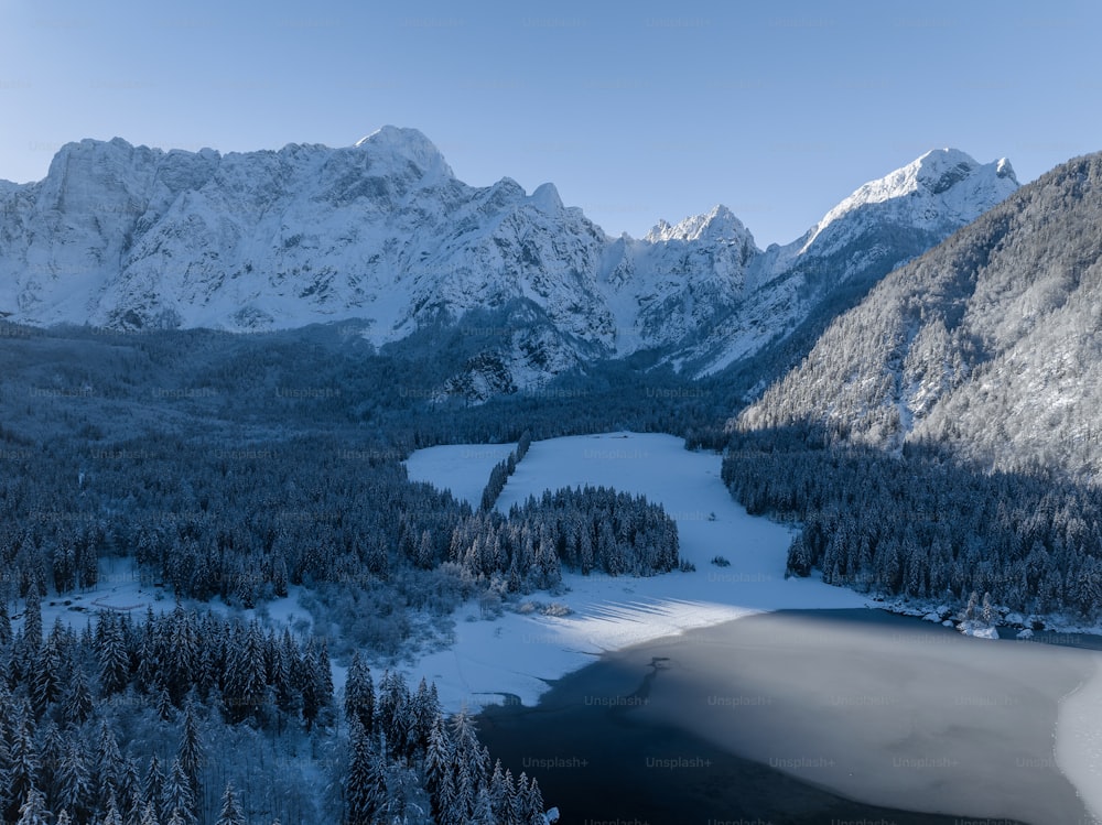 Un lago rodeado de montañas cubiertas de nieve