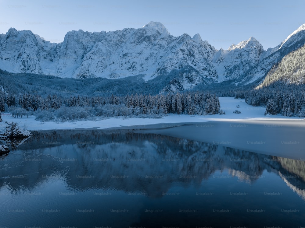 Ein See, umgeben von schneebedeckten Bergen