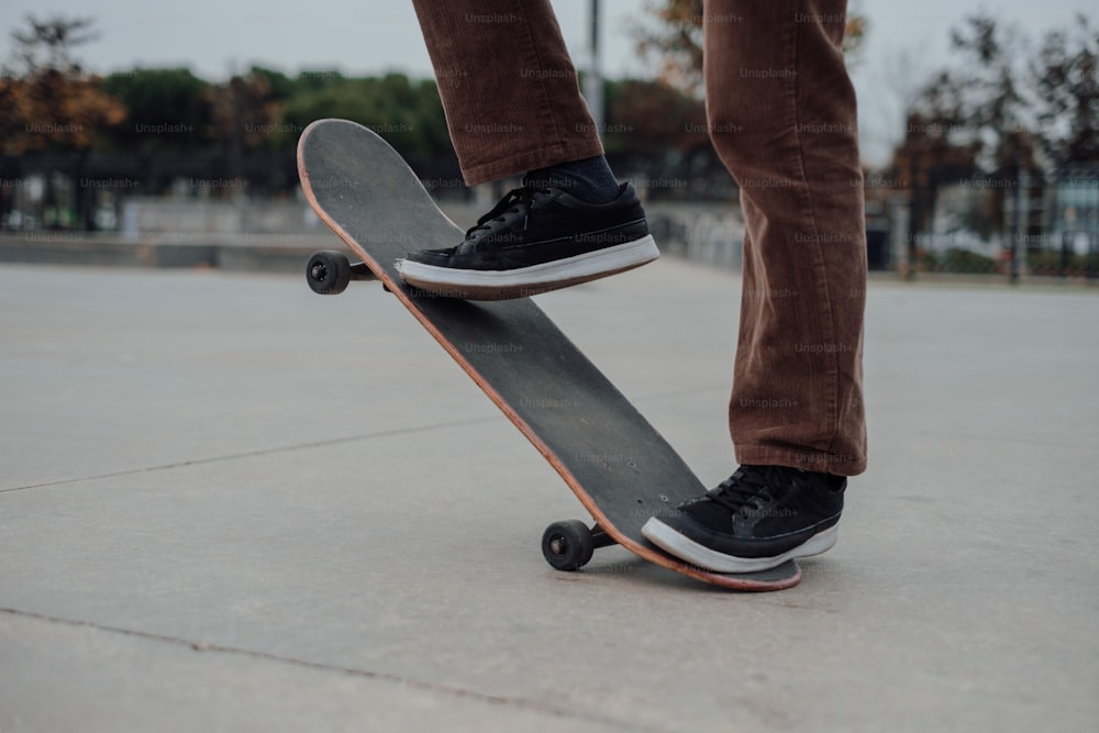 una persona che fa un trucco su uno skateboard