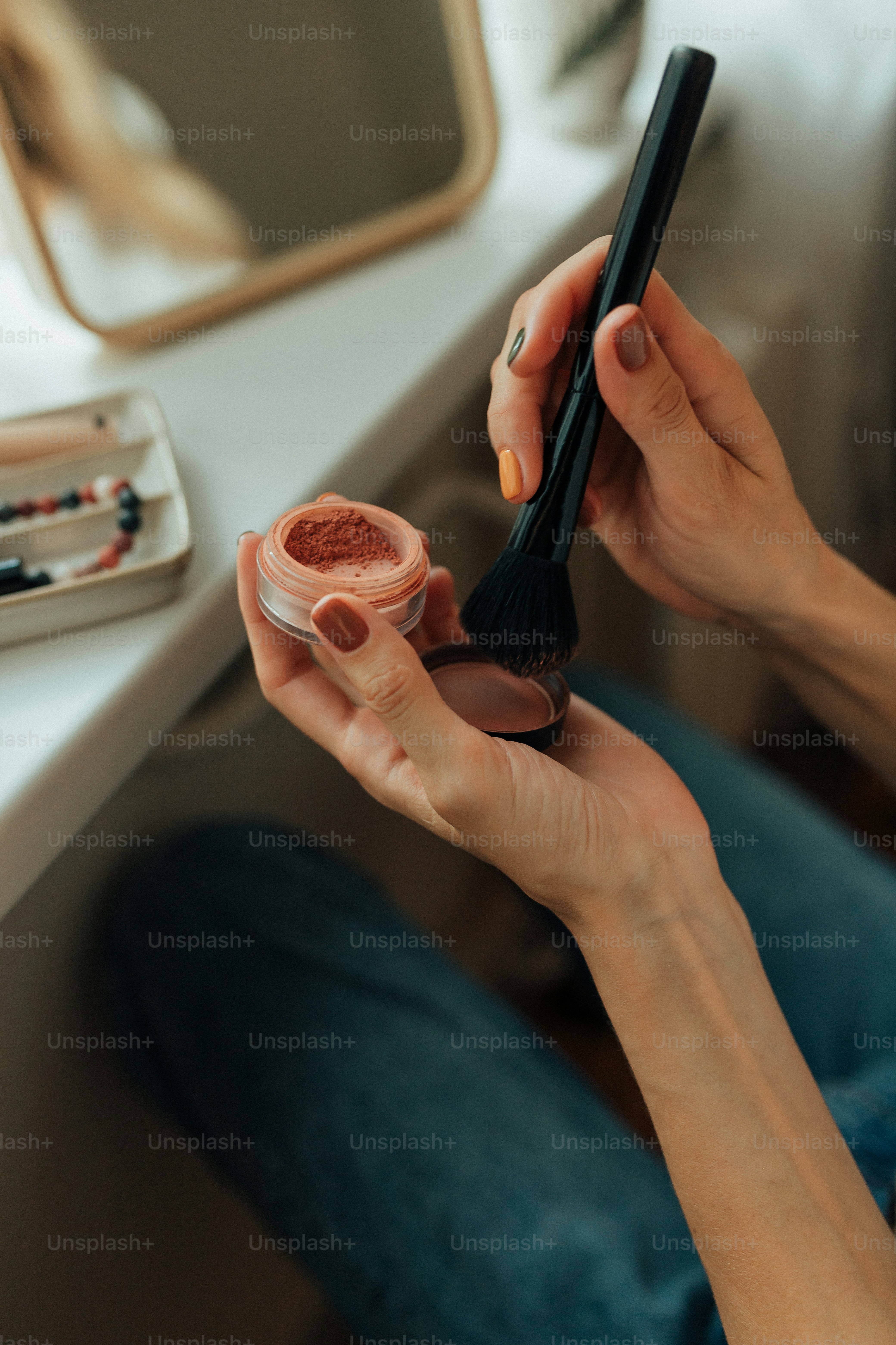 eine Person, die einen Stift hält