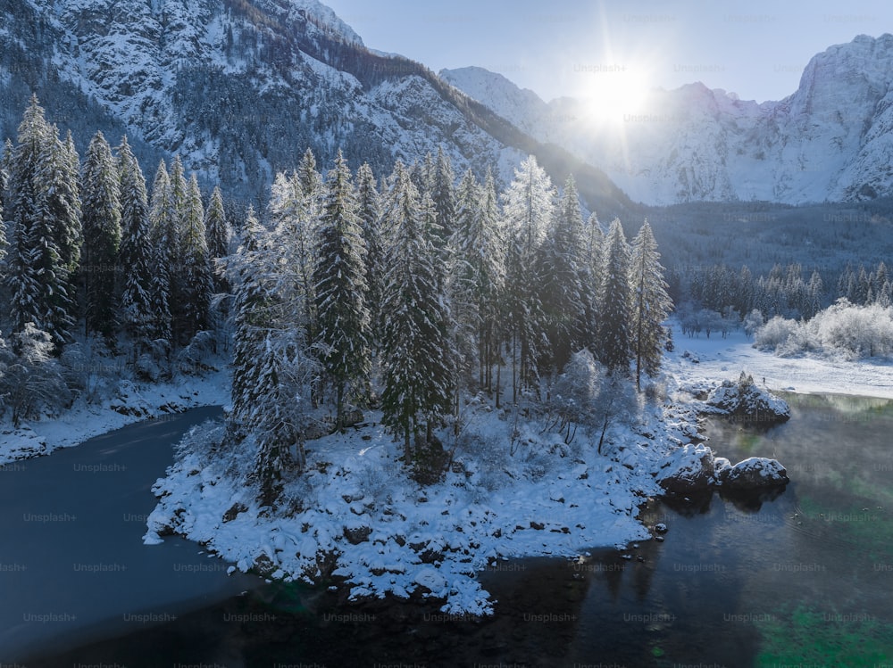 o sol brilha intensamente em uma paisagem montanhosa nevada