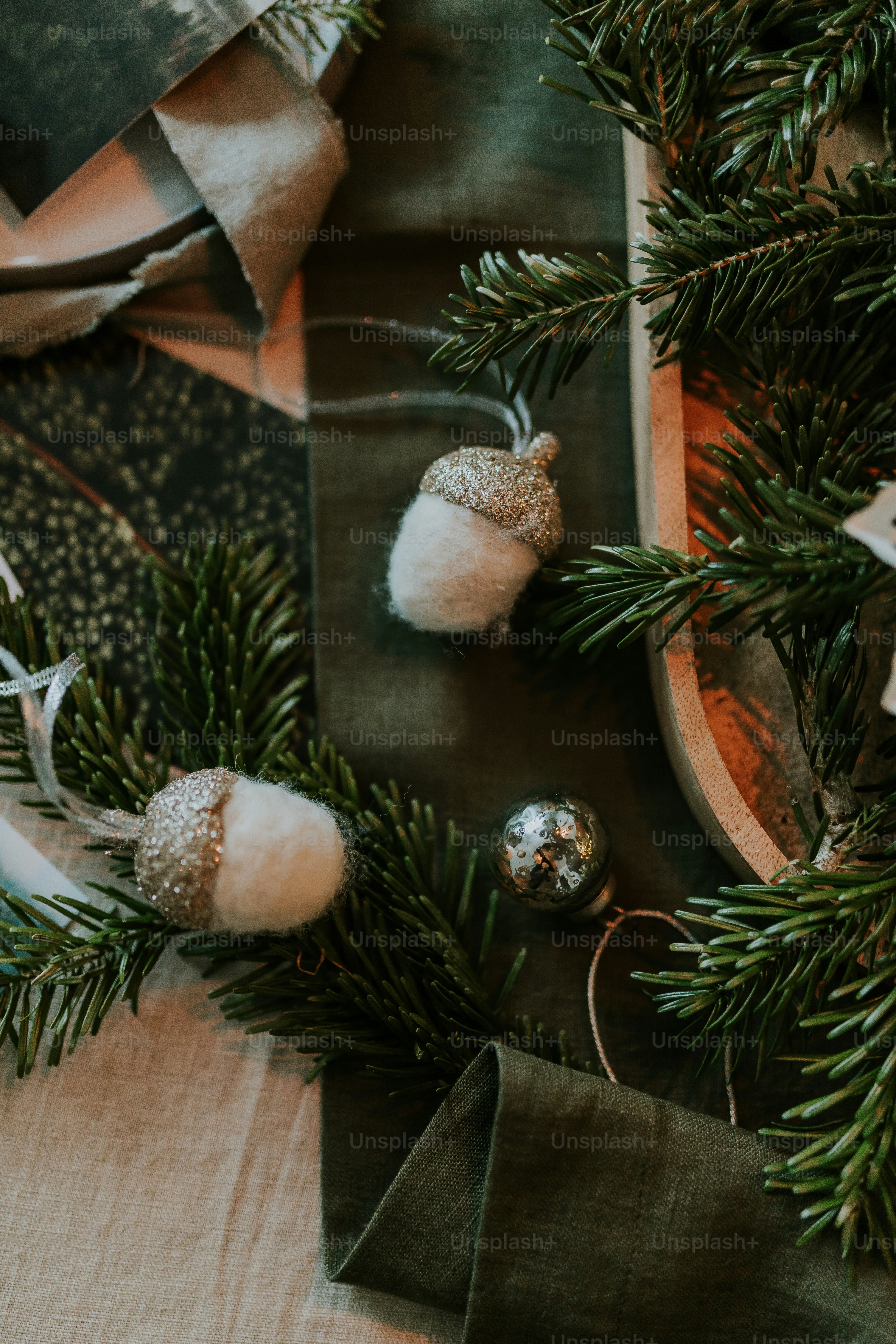 um grupo de ornamentos em uma mesa