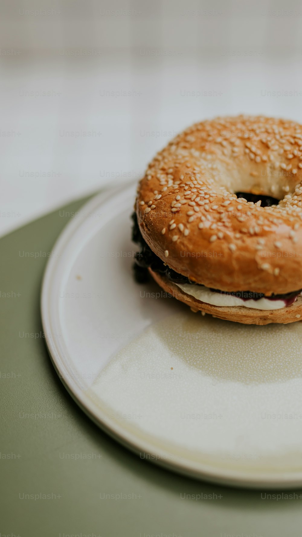 Ein Donut auf einem Teller