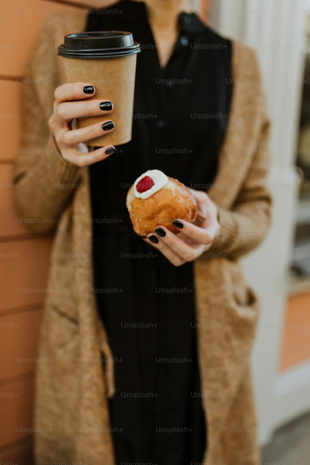 eine Person, die einen Donut hält