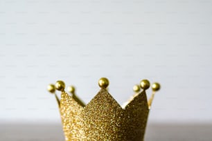 Un primo piano di una corona