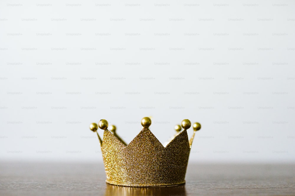 Hình ảnh vương miện vàng là biểu tượng của quyền lực và vinh quang. Cùng ngắm nhìn những chiếc vương miện đẹp rực rỡ, toát lên sự trang trọng và quyền uy của những người đeo nó.