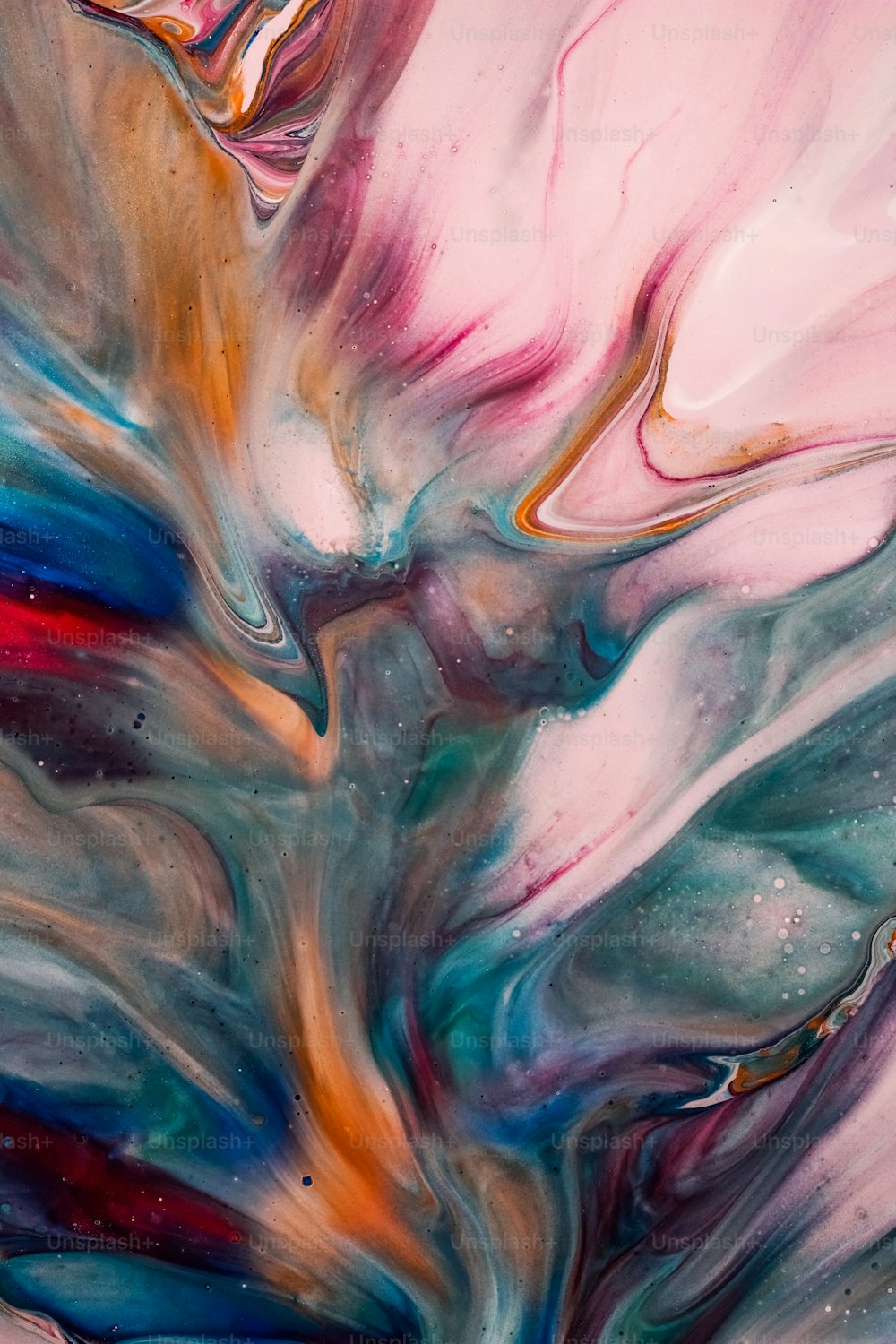 Une peinture abstraite avec différentes couleurs et formes