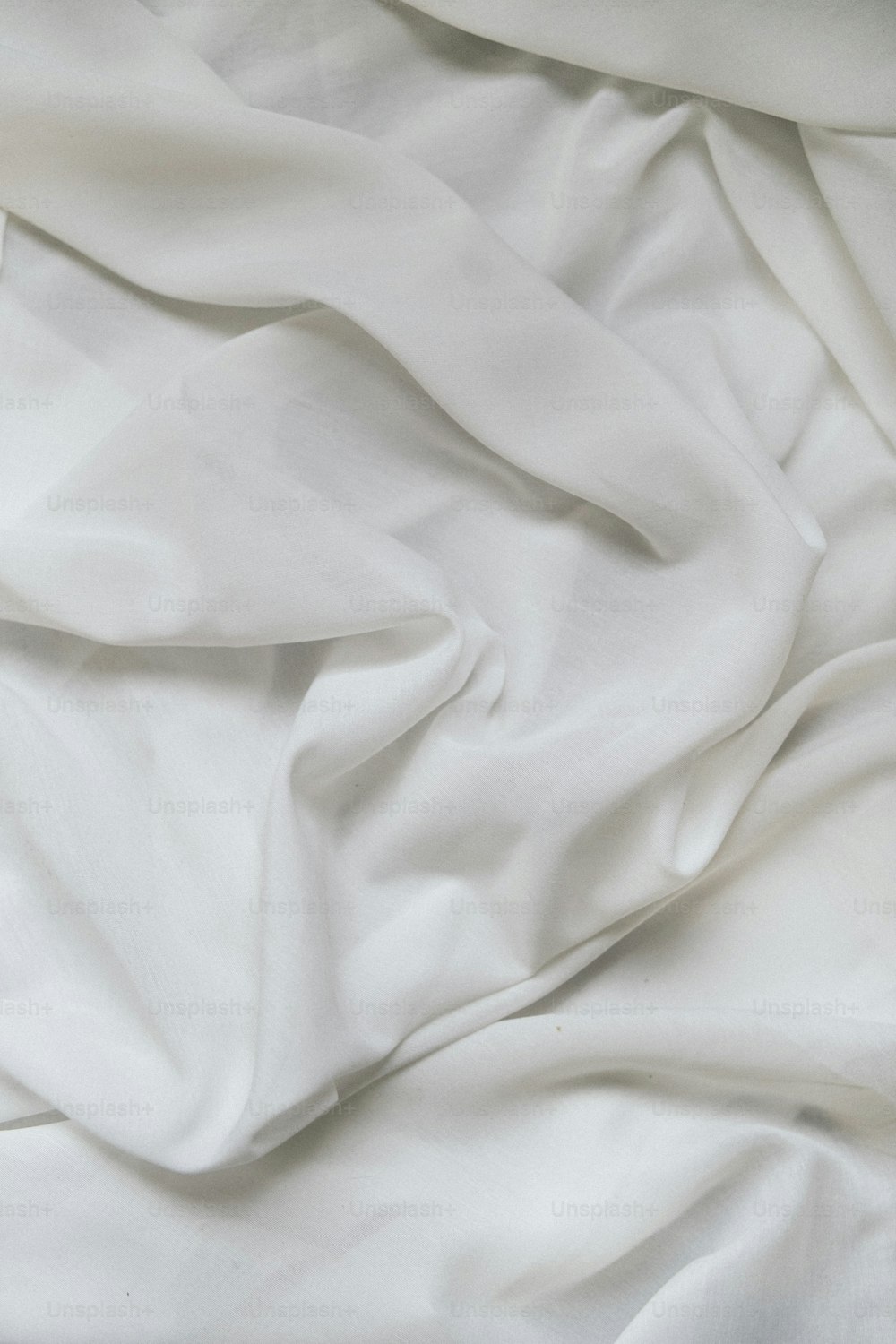 una sábana blanca en una cama