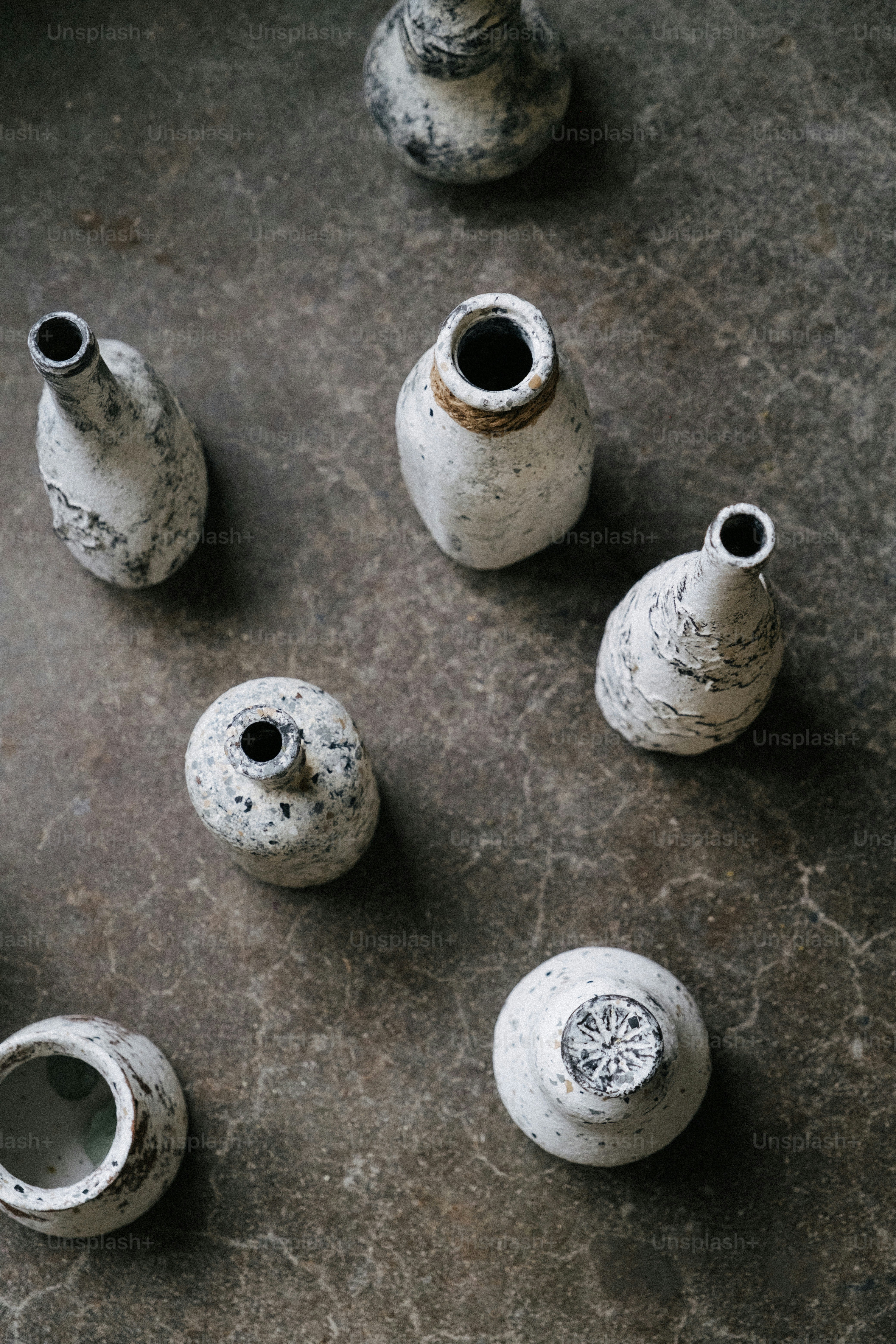 A group of vases sit on a table photo – Minimal Image on Unsplash