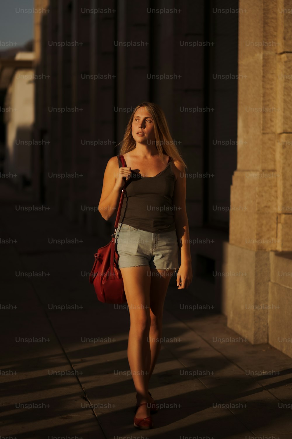 Eine Frau geht einen Bürgersteig entlang