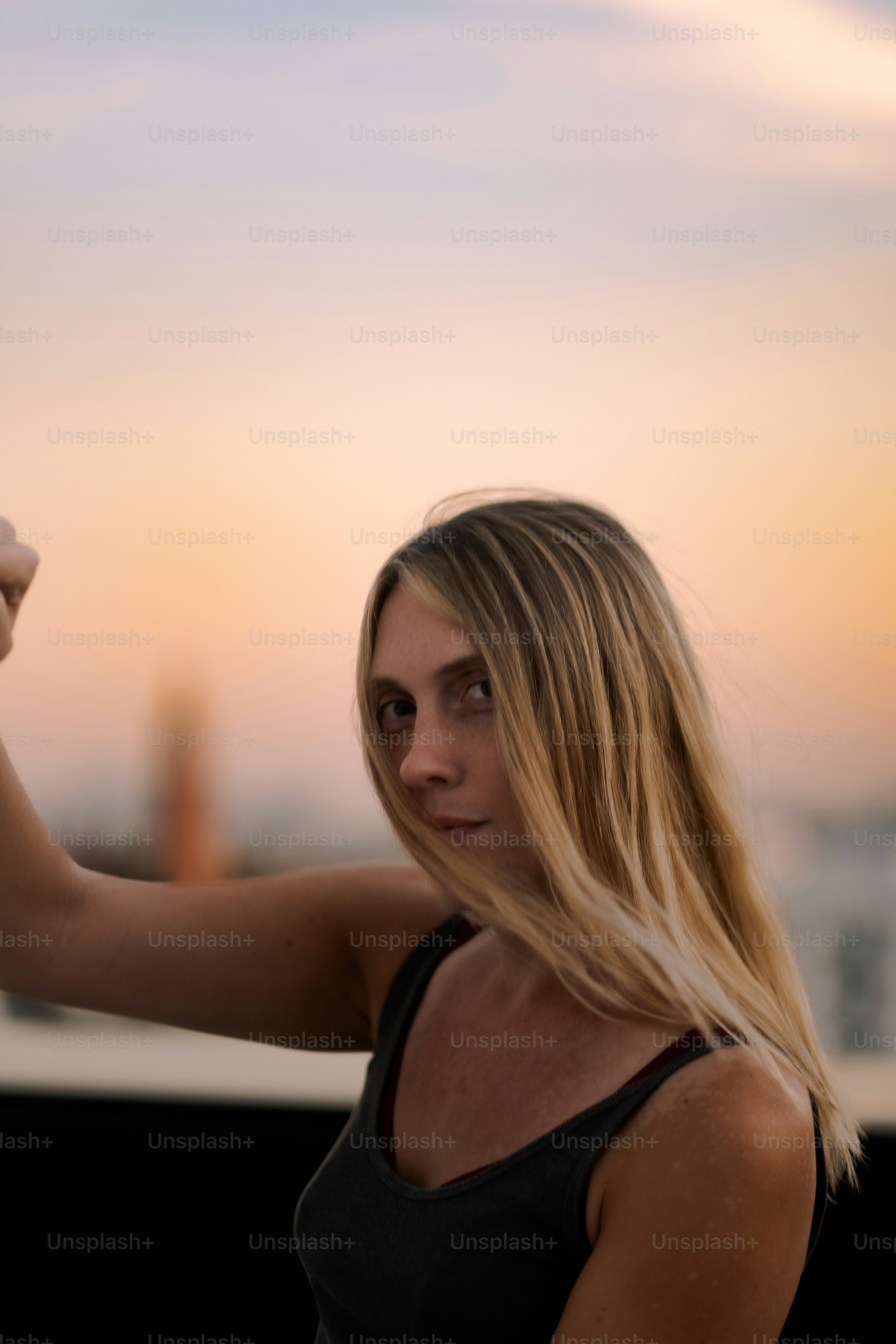 Foto zum Thema Eine Frau mit erhobenen Armen Bild zu Amerikanisches