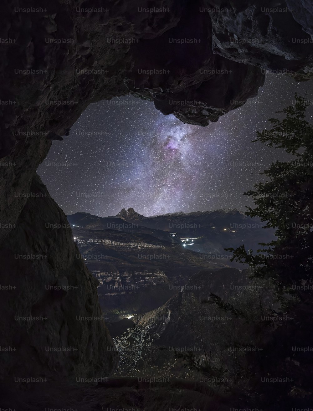 uma vista do céu noturno de dentro de uma caverna