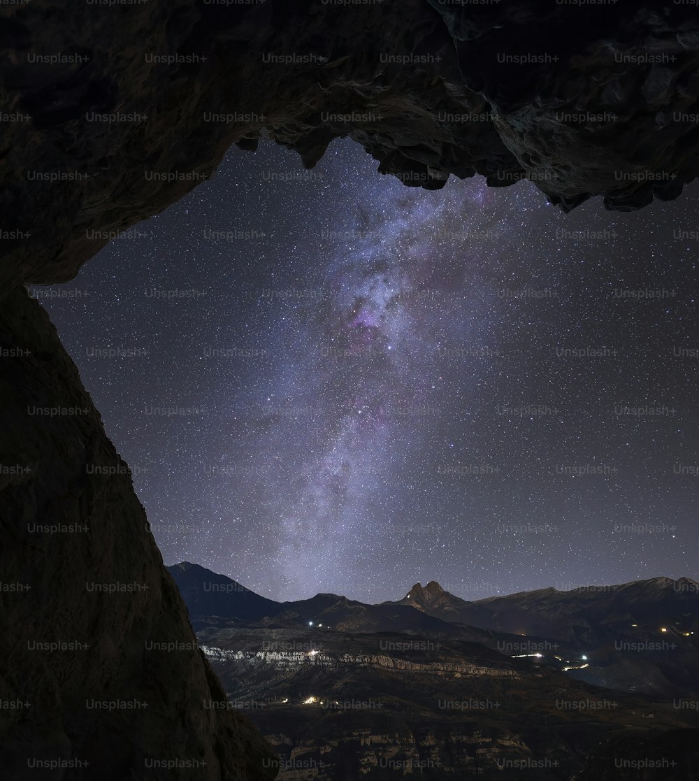 Blick auf den Nachthimmel aus dem Inneren einer Höhle