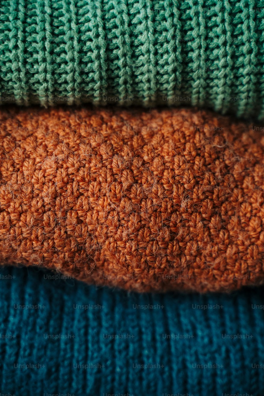 Un primo piano di un maglione lavorato a maglia
