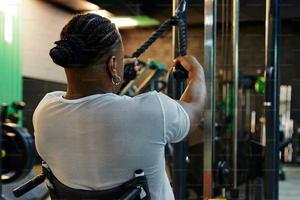 Una mujer haciendo ejercicio en un gimnasio con una barra de dominadas