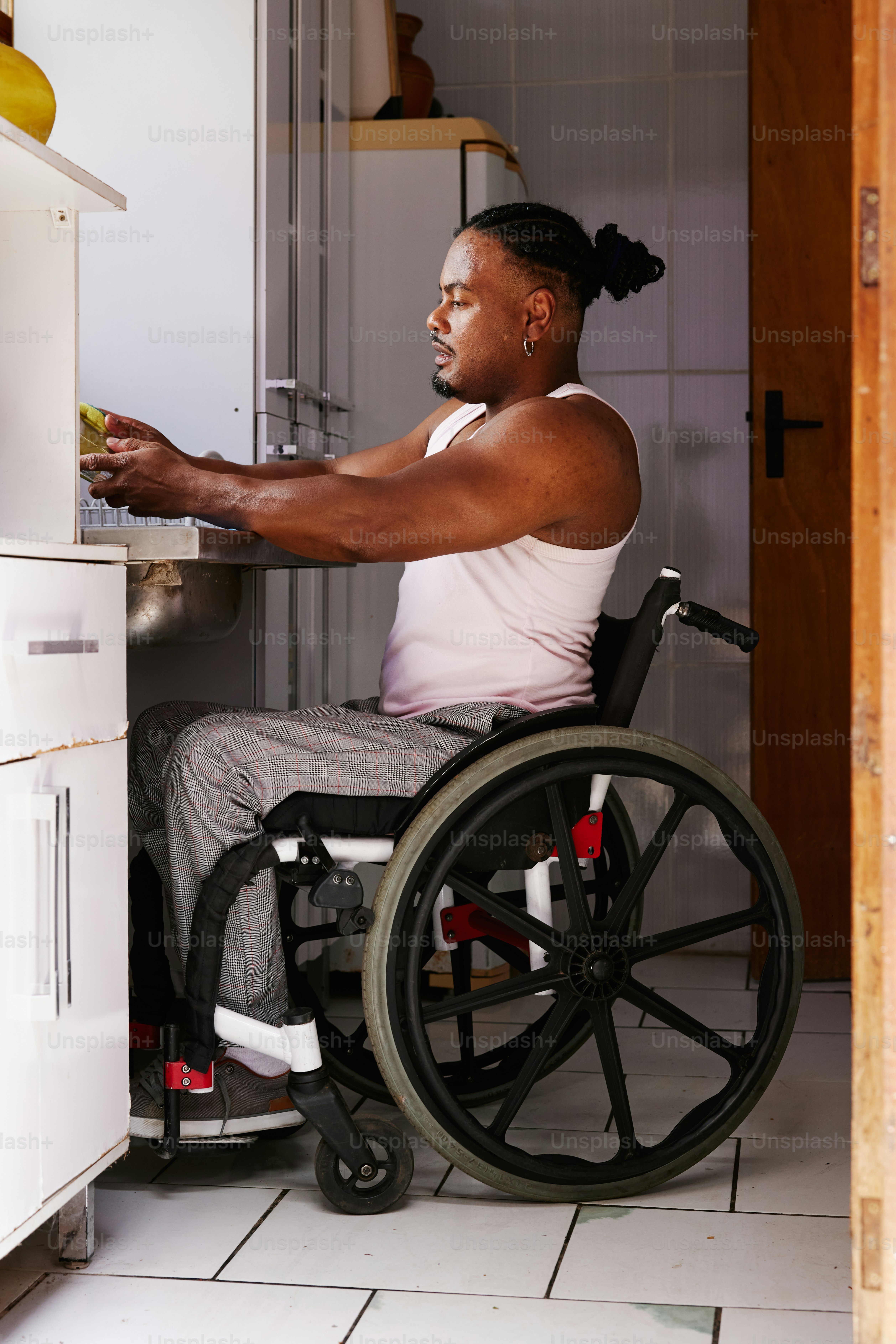 Eine Frau im Rollstuhl in einer Küche