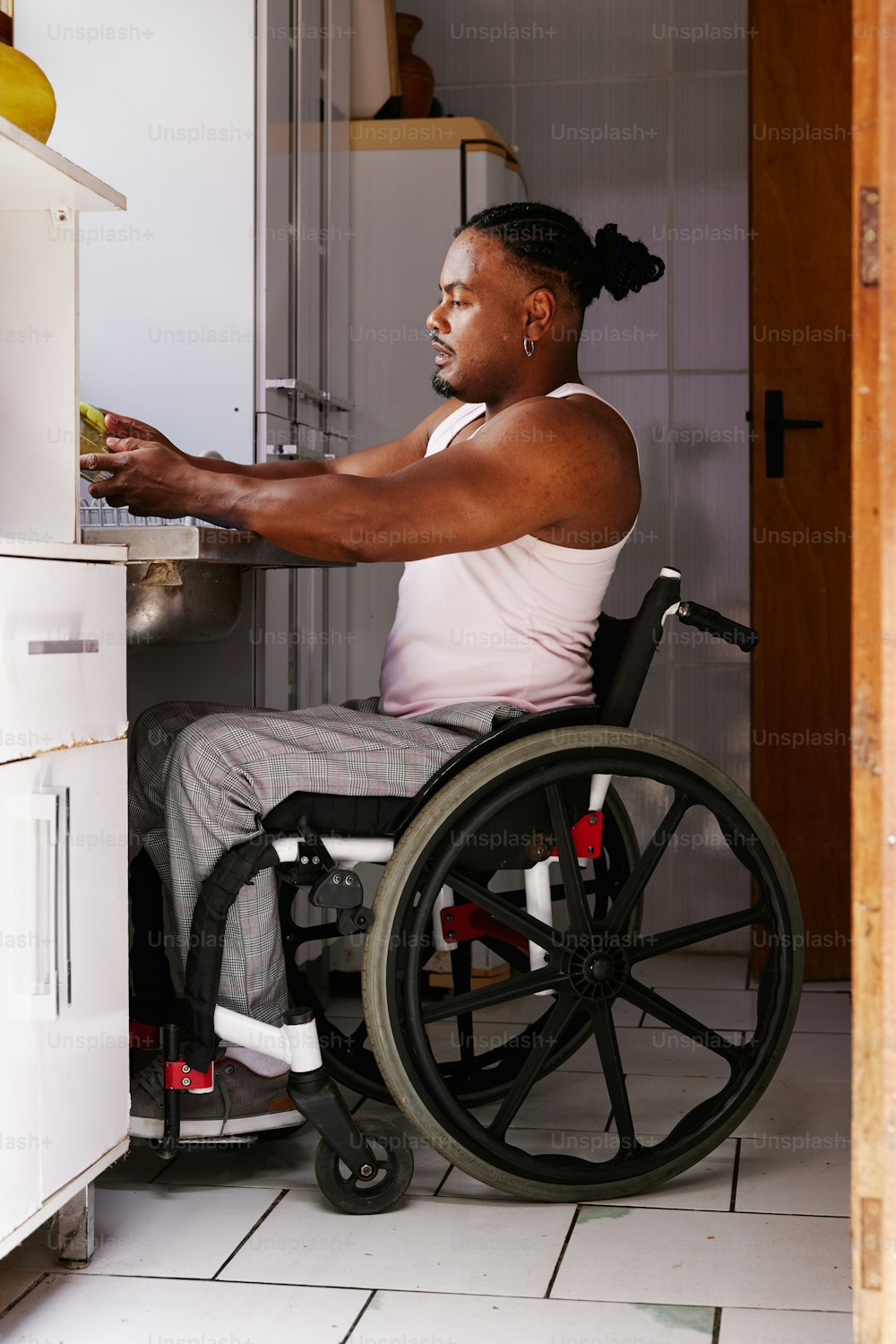 uma mulher em uma cadeira de rodas em uma cozinha