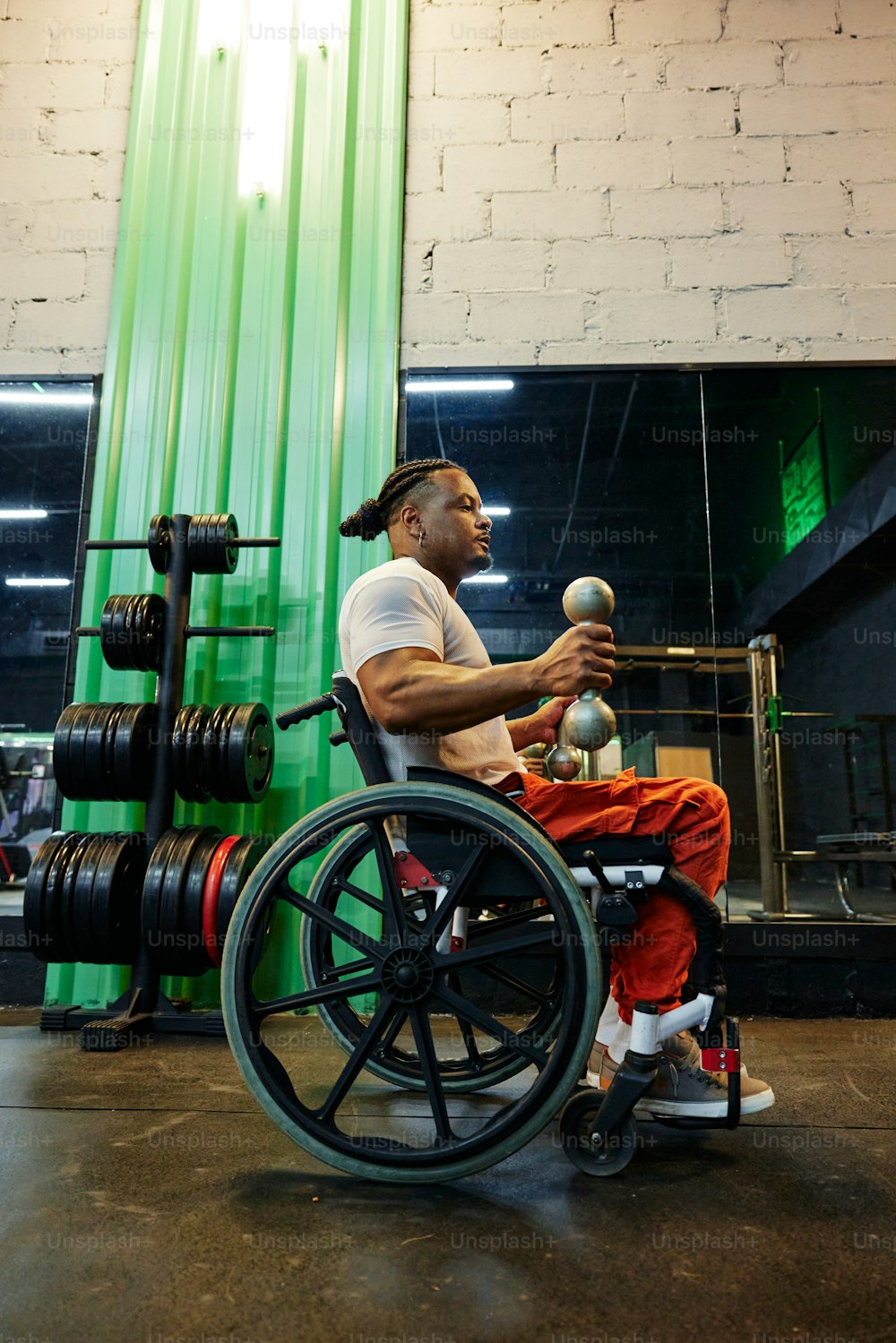 um homem em uma cadeira de rodas segurando um microfone