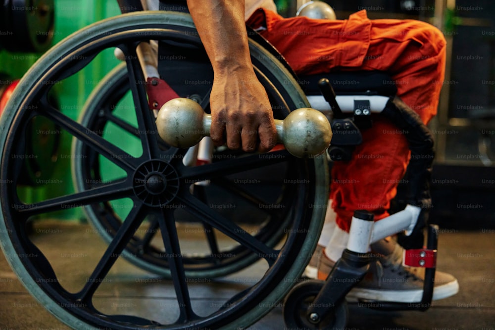 uma pessoa em uma cadeira de rodas segurando duas bolas