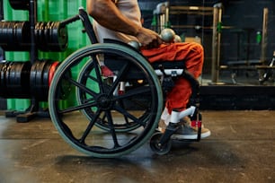um homem em uma cadeira de rodas em um ginásio