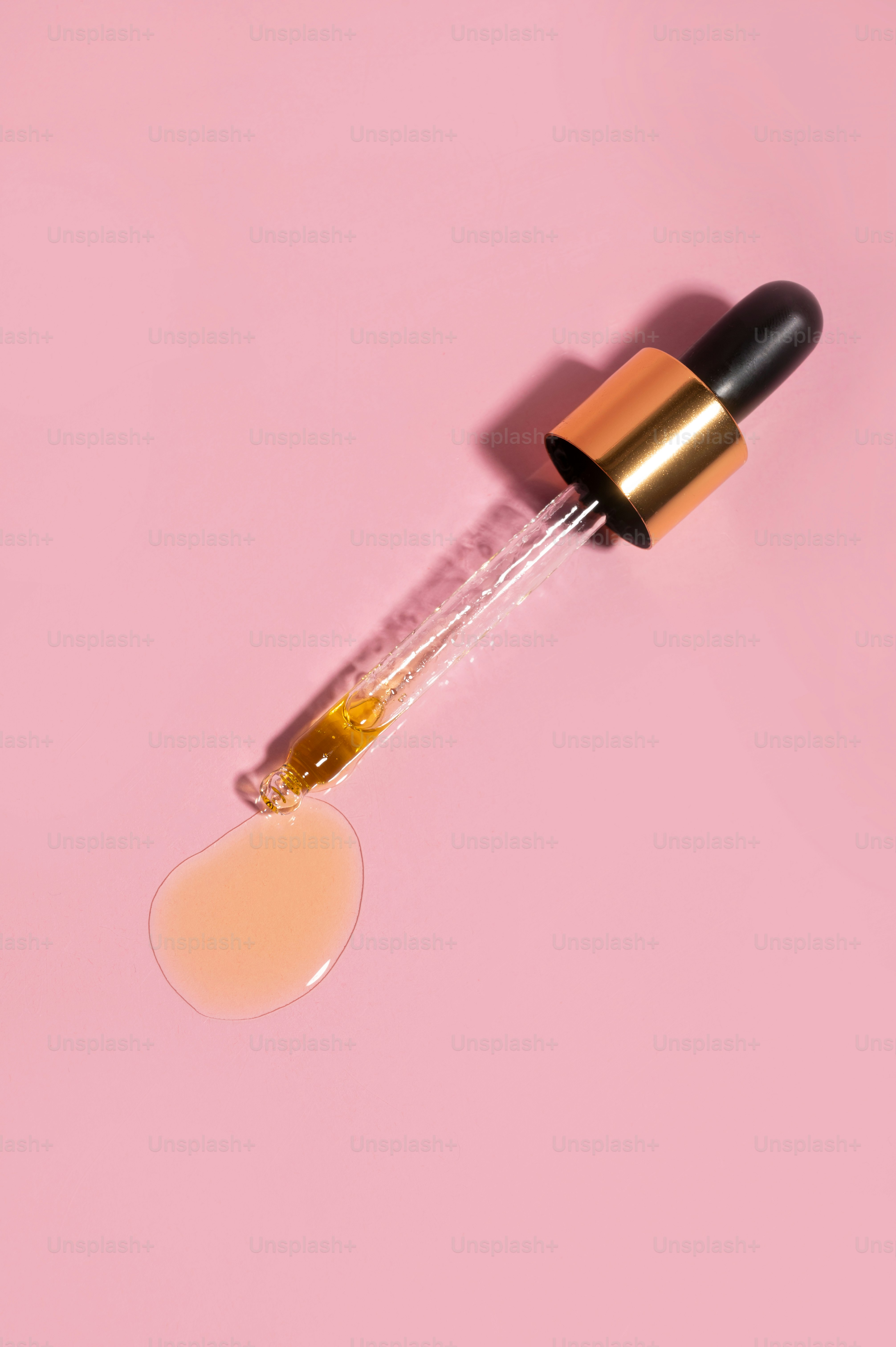 Un primer plano de una jeringa y una moneda