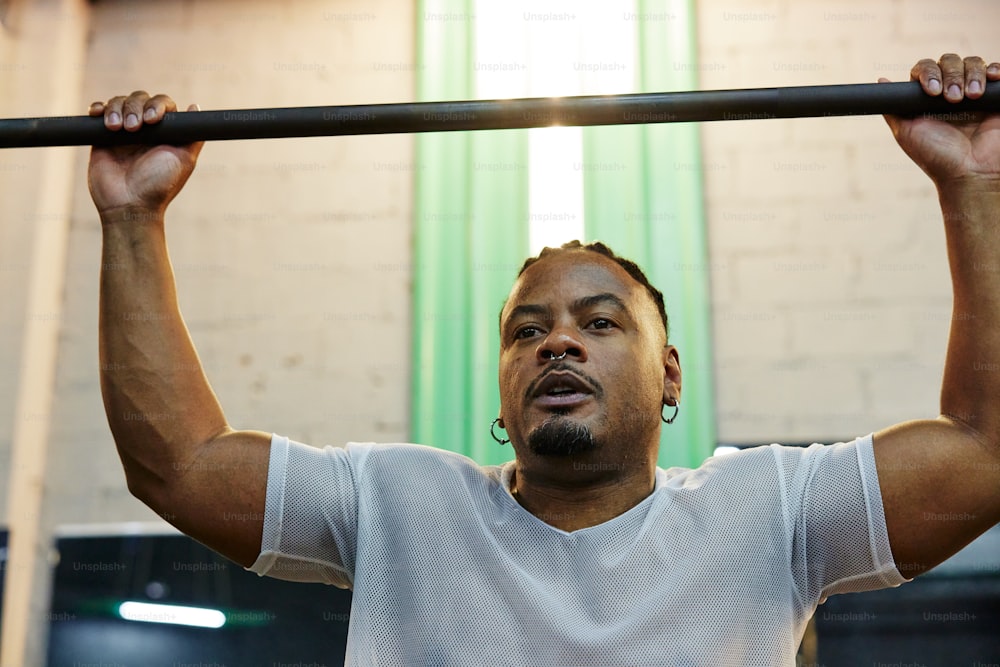 Un hombre levanta una barra en un gimnasio