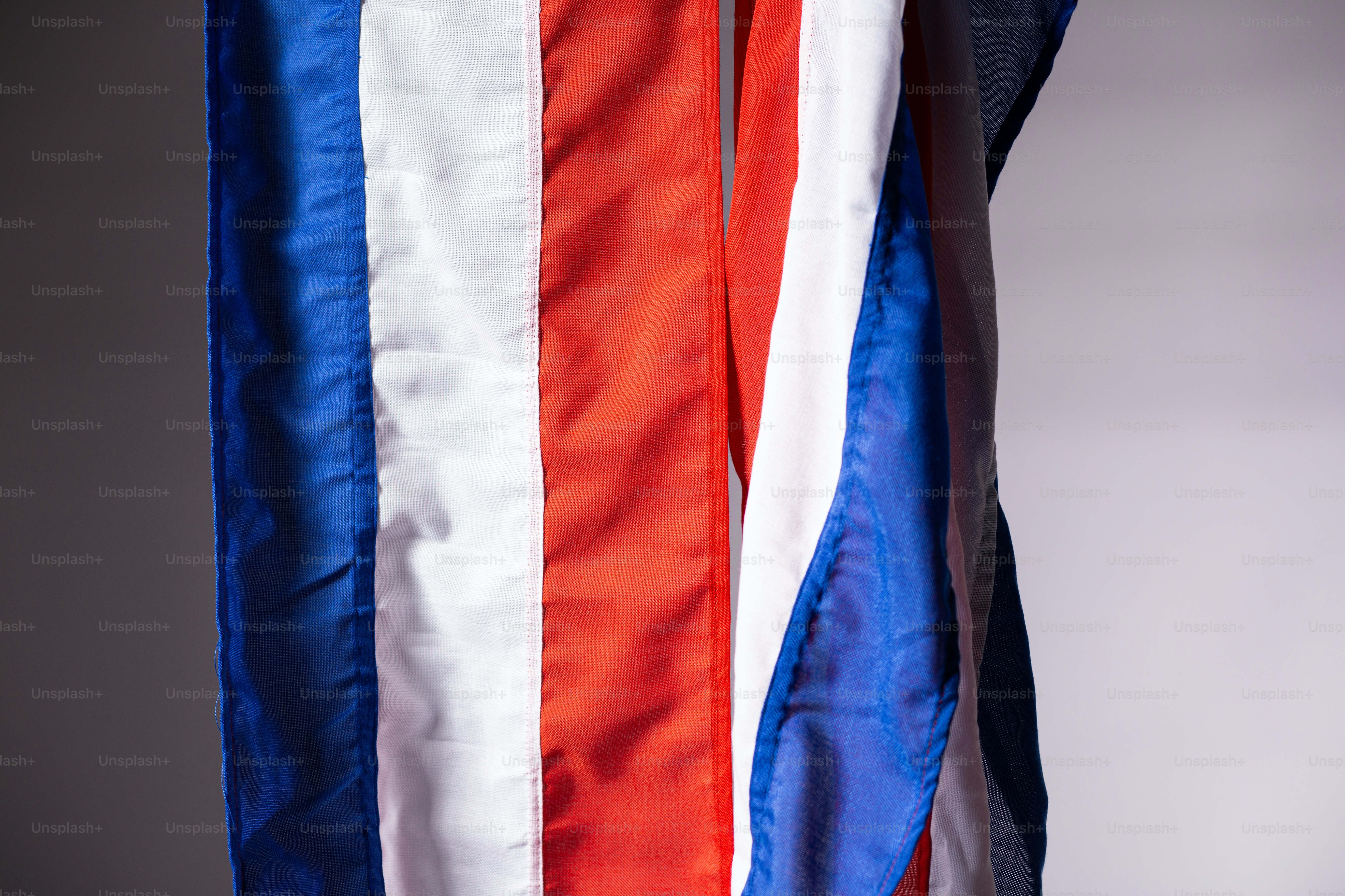 Un hombre con una camisa a rayas azules y rojas